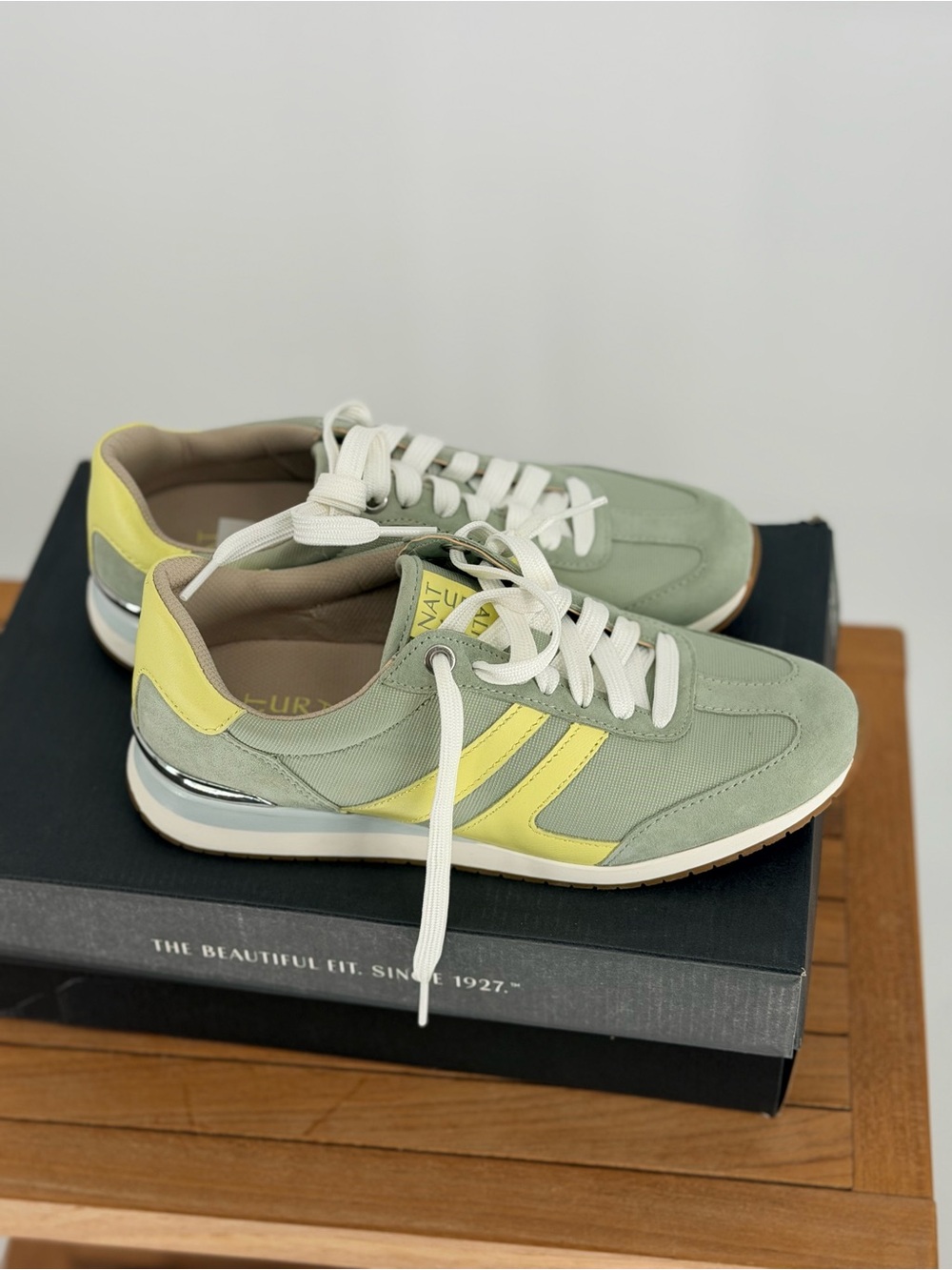 New Women’s Naturalizer Sneakers size 5 - Picture 2 of 4